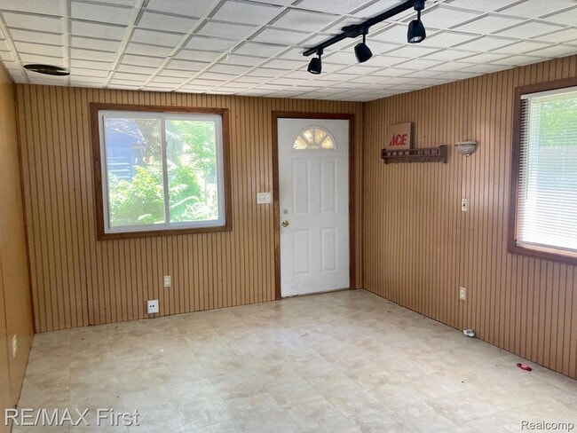 Building Photo - 340 E Maxlow Ave