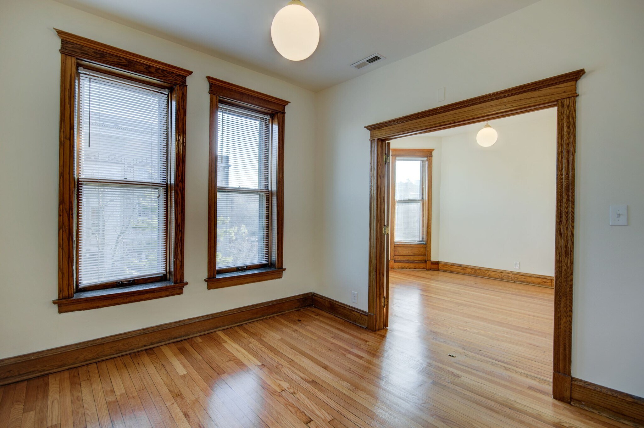 Building Photo - 848 W Waveland Ave