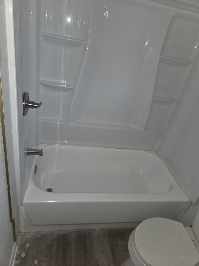 Building Photo - Beautifully Remodeled 4 Bedroom + Office H...