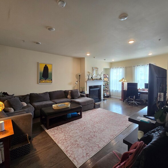 Building Photo - 76 Albert Ct