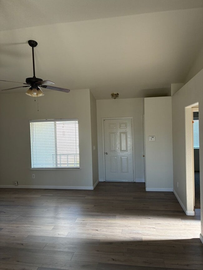 Building Photo - 3 Bedroom 2 Bath Home