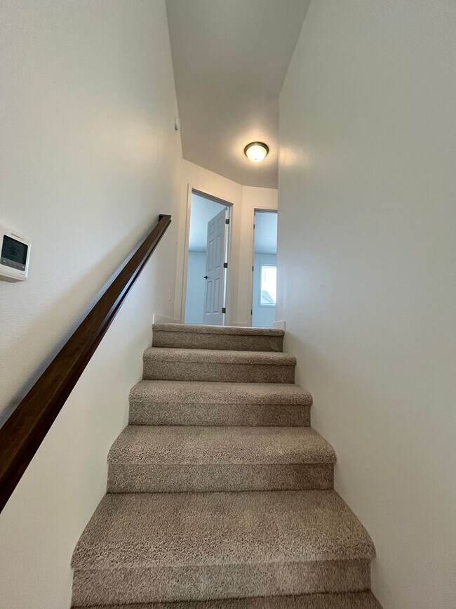 Building Photo - 3 Bed 3 Bath TownHome