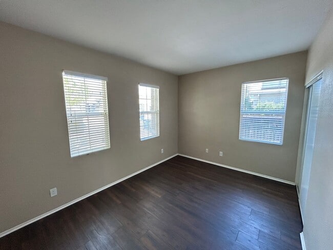 Building Photo - Updated 3 Bedroom