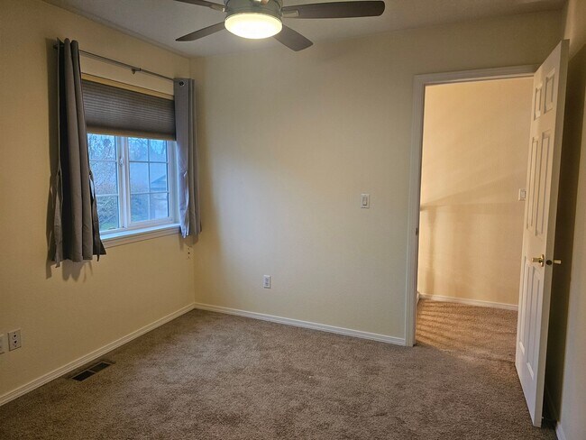 Building Photo - SUNNY & BRIGHT SINGLE FAMILY HOME IN HILLSBORO