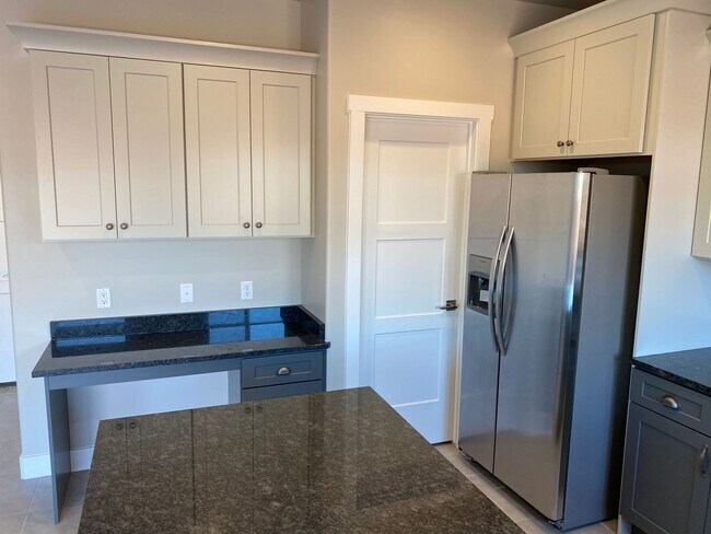Building Photo - Newer- Red Mountain Vista Town Home,