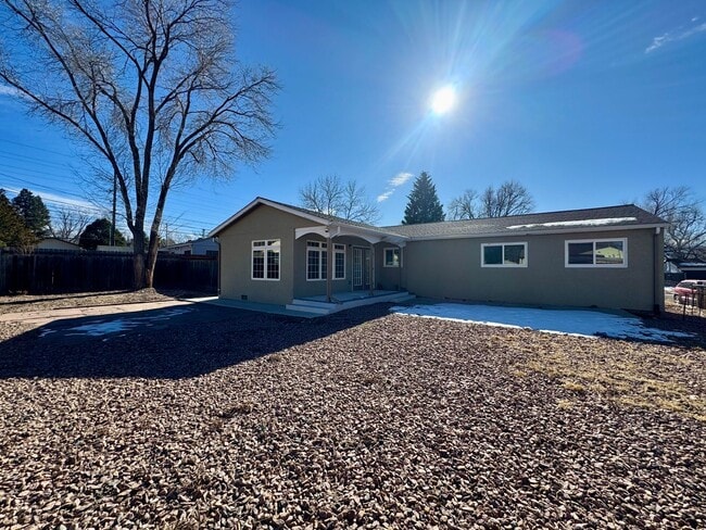 Building Photo - Charming 3 bedroom/2 bath close to UCCS