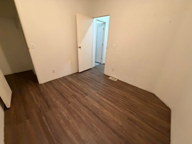 Building Photo - Large 3 Bedroom with Shop