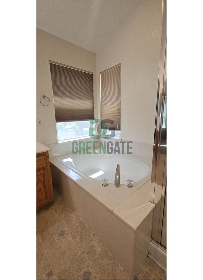 Building Photo - Beautiful 4 Bedroom, 3 Bathroom Home in Tr...