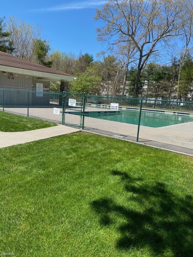 Building Photo - 1 br, 1 bath Condo - Pine Ridge Condominiums