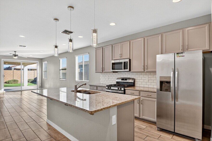 Building Photo - 10810 W Grant St