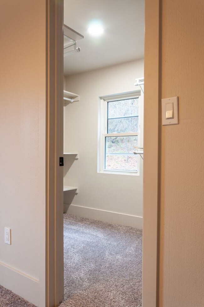 Building Photo - 3br/2bath Custom Remodeled Home Near Okemo