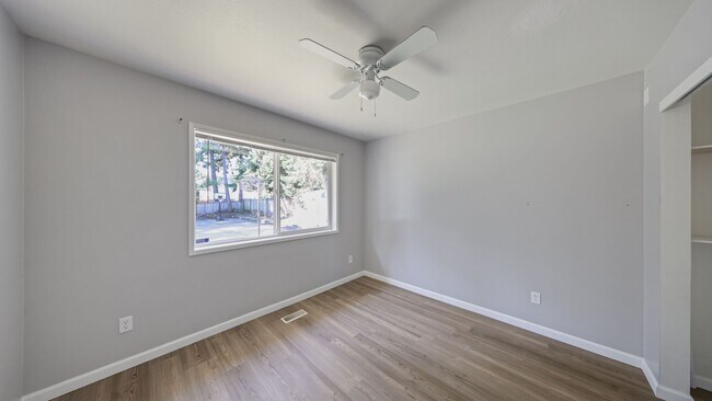 Building Photo - 4 Bed 3 Bath - 2 Living Rooms - Office Area - Pet Friendly - NAS Whidbey