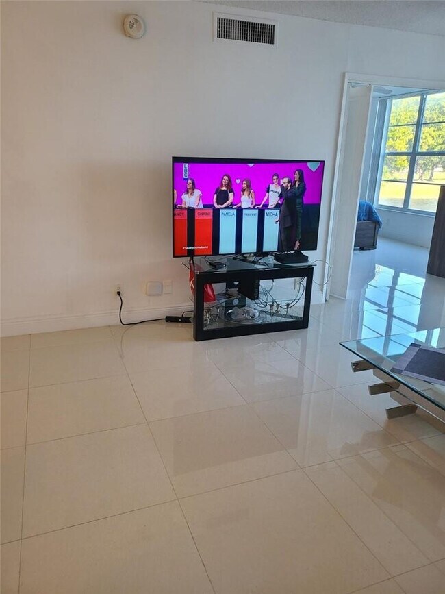 Building Photo - 3091 N Course Dr