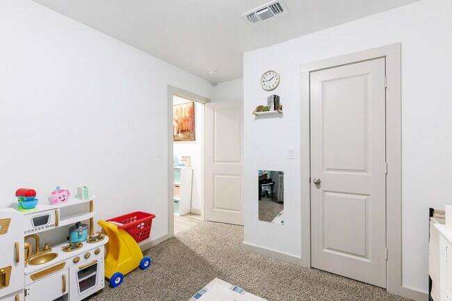 Building Photo - Spacious 4 Bed, 2 Bath Home in Abbey Glen w/ Liberty High School Feeder Pattern!