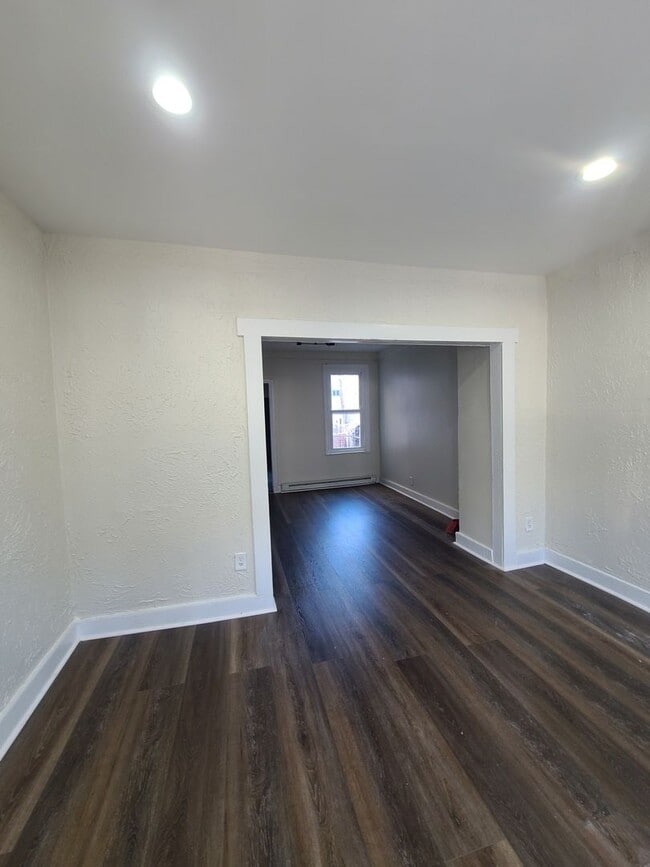 Building Photo - 137 Wunder St