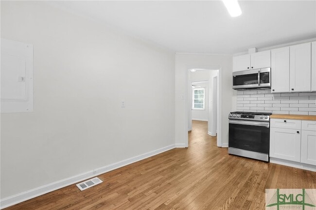 Building Photo - 1305 E 71st St