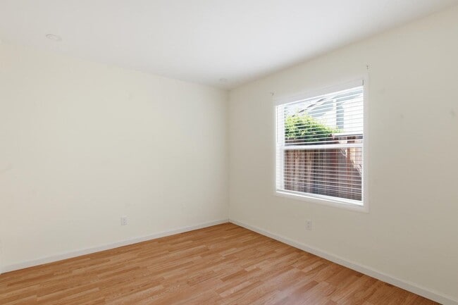 Building Photo - 3BD/1B Single Family Home - Zen Garden!