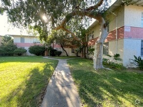Building Photo - Updated Apartment Unit with Stylish Upgrades