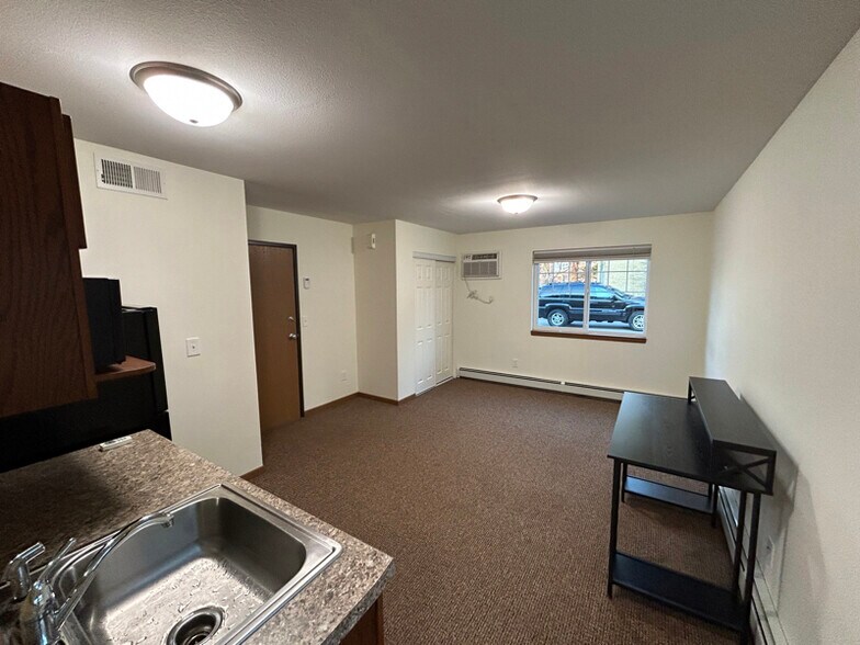 Building Photo - 516 6th St S