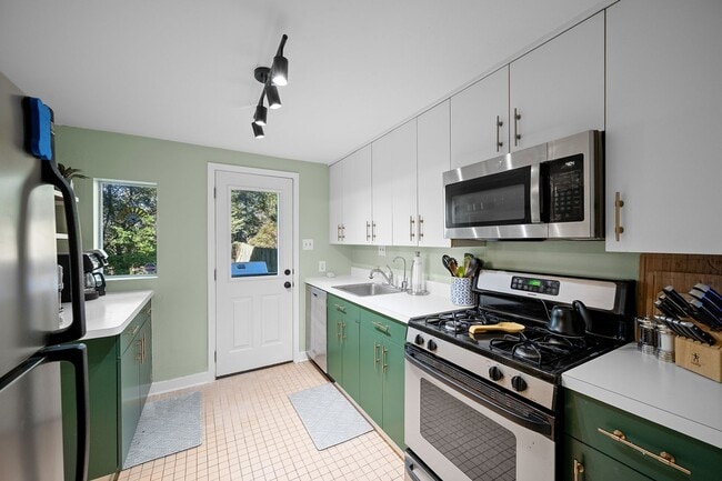 Building Photo - Furnished Rental in Shadyside