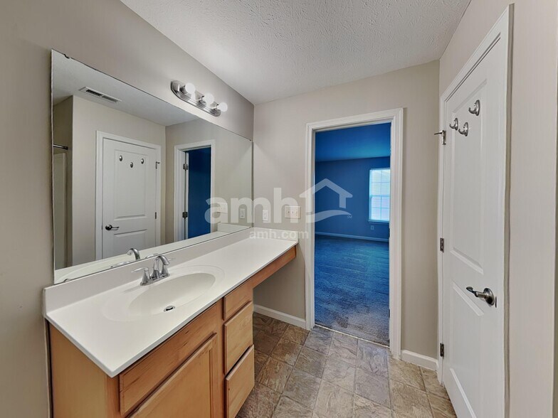 Building Photo - 2909 Seasons Dr