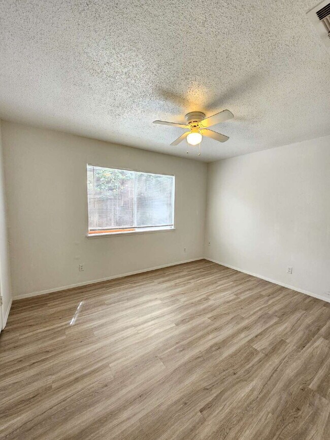 Building Photo - 2 bed/1 bath duplex with flex room