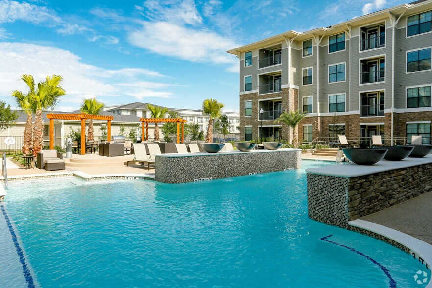 Beacon at Buffalo Pointe 10301 Buffalo Speedway Houston TX 77054