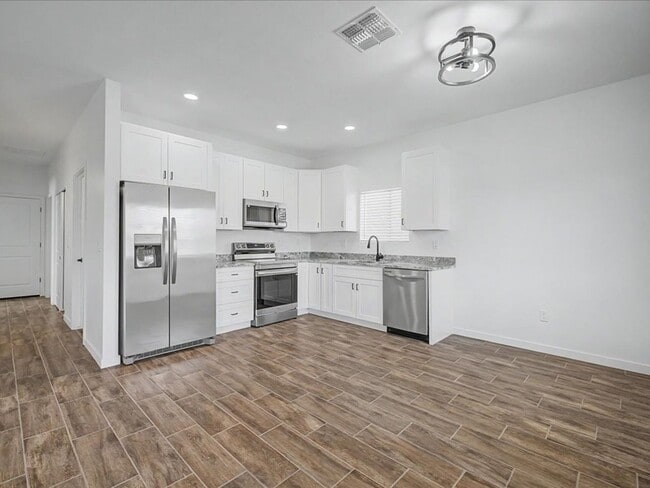 Building Photo - 5655 E 29th St