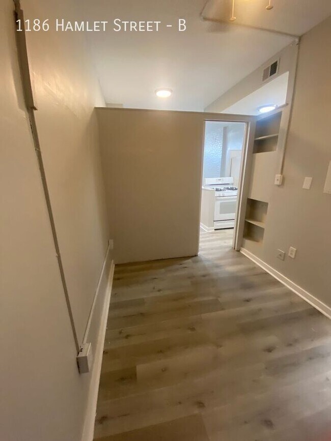 Building Photo - 1186 Hamlet St