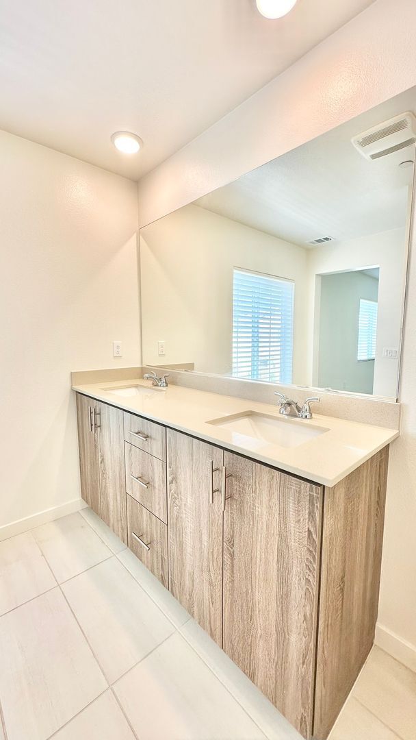 Building Photo - Beautiful, Newer Construction Home in Desi...