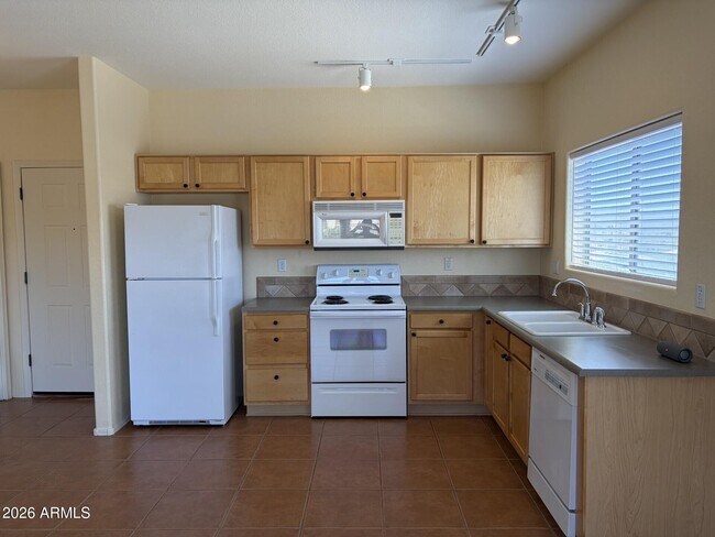 Building Photo - 16545 E Gunsight Dr