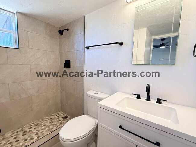 Building Photo - Three Bedroom/Two Bath Home