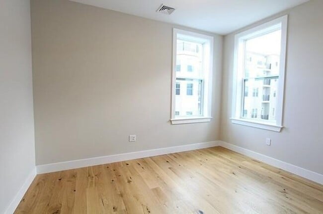 Building Photo - Room Available in Modern 2BR Condo – Jeffr...