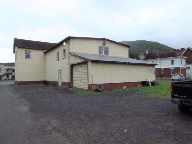 Building Photo - RR&amp;W101