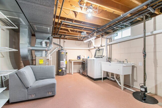 Building Photo - 4 Bedroom 1.5 Bath