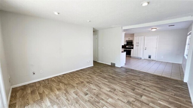 Building Photo - 1220 N Warren Ave