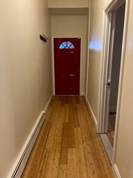 Hallway/Front Entrance - 82 Chestnut St