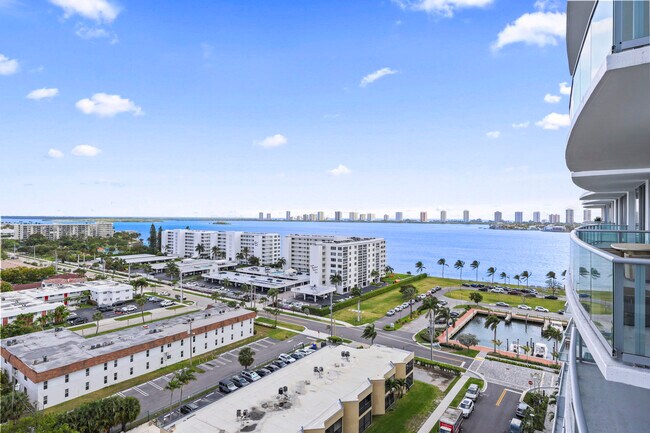 Building Photo - 220 Lake Shore Dr