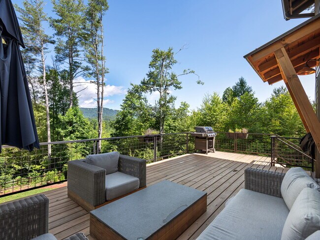 Building Photo - Creek Side *Unfurnished