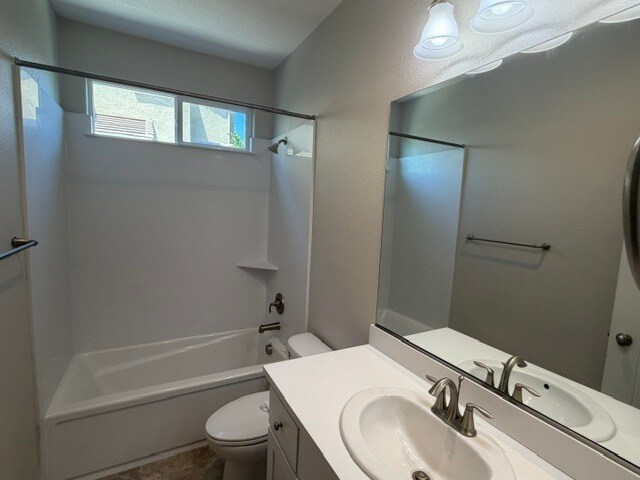 Building Photo - Gorgeous 3 Bedroom 3 Bathroom Plus Loft Area Home