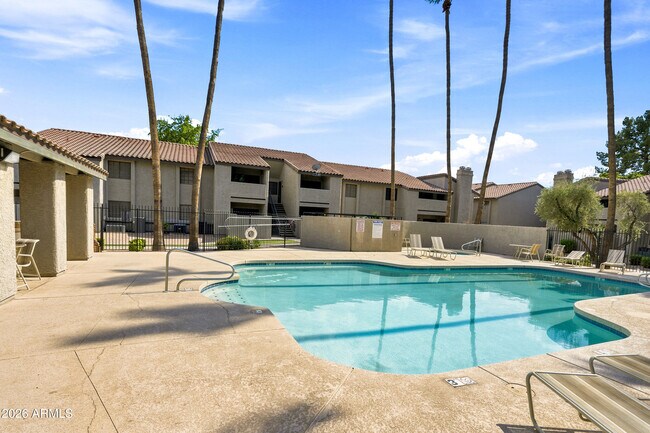 Building Photo - 533 W Guadalupe Rd