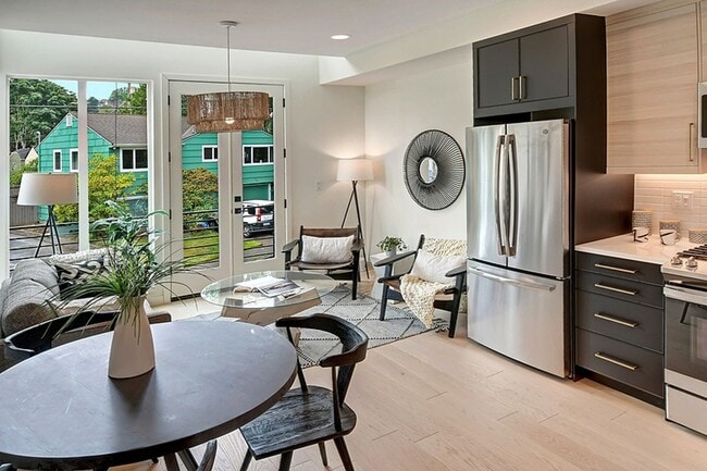 Building Photo - Queen Anne Townhome