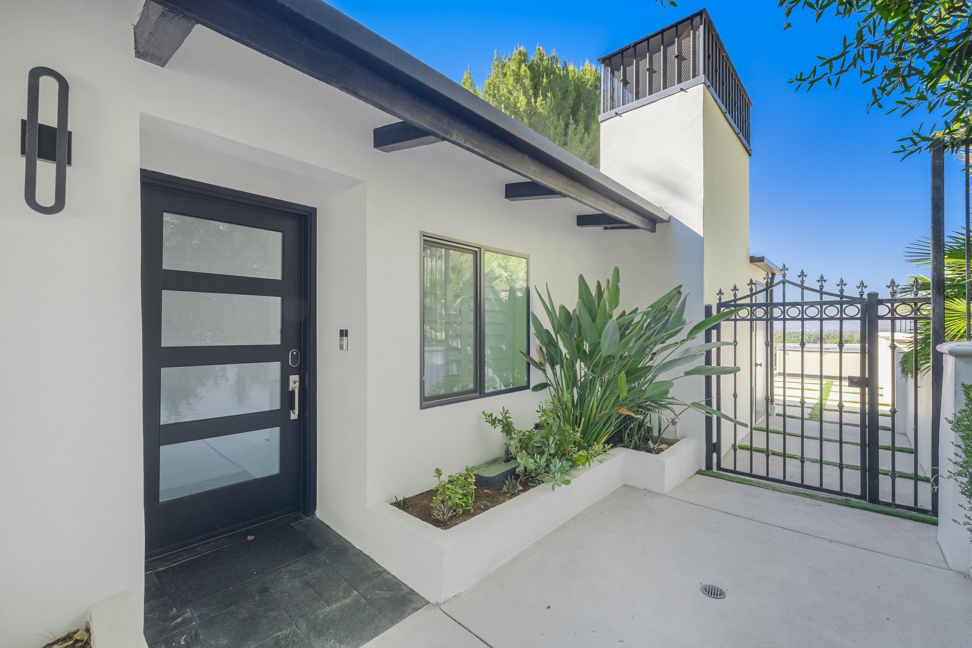 Building Photo - 16725 Oak View Dr