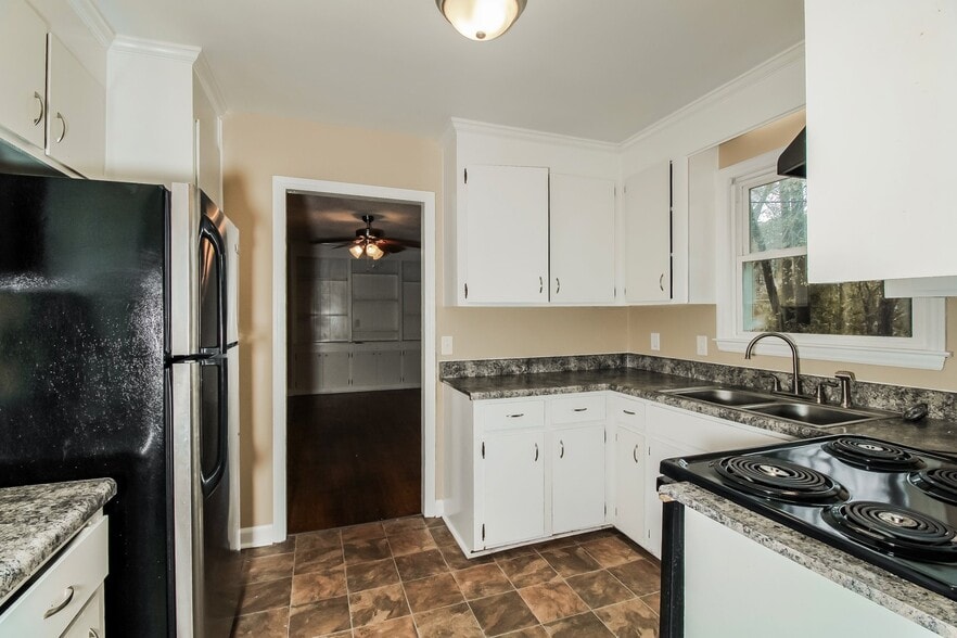 Building Photo - 2012 Woodtrail Dr