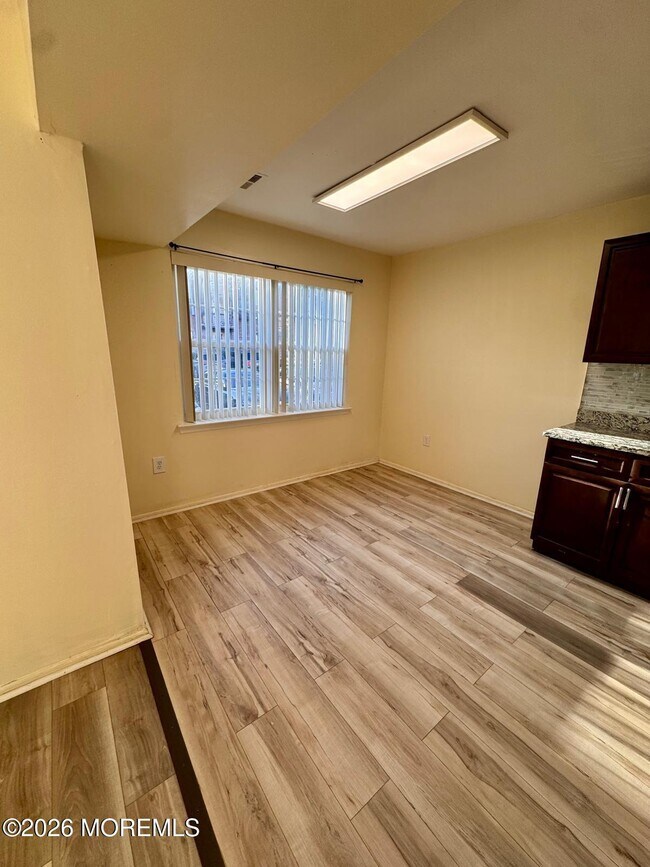 Building Photo - 1202 Green Hollow Dr