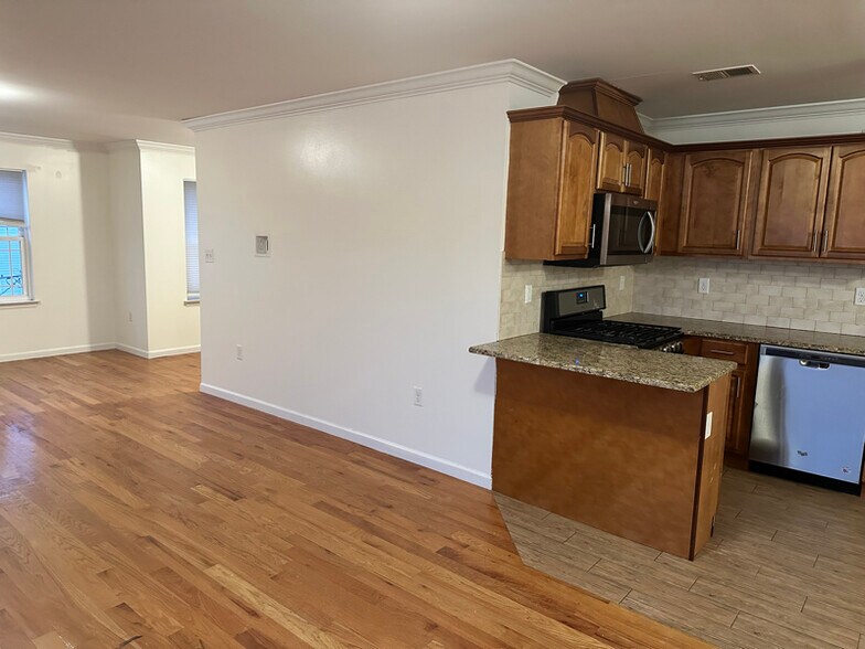 Building Photo - 452 Fulton St