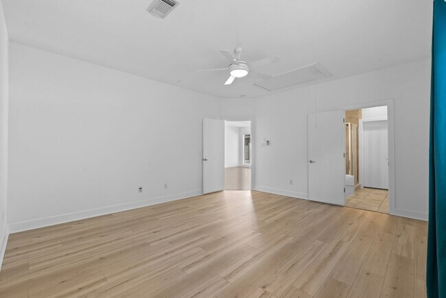 Building Photo - Contemporary Townhome Steps from Downtown/...