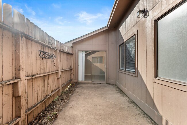 Building Photo - 10746 Staghill Dr