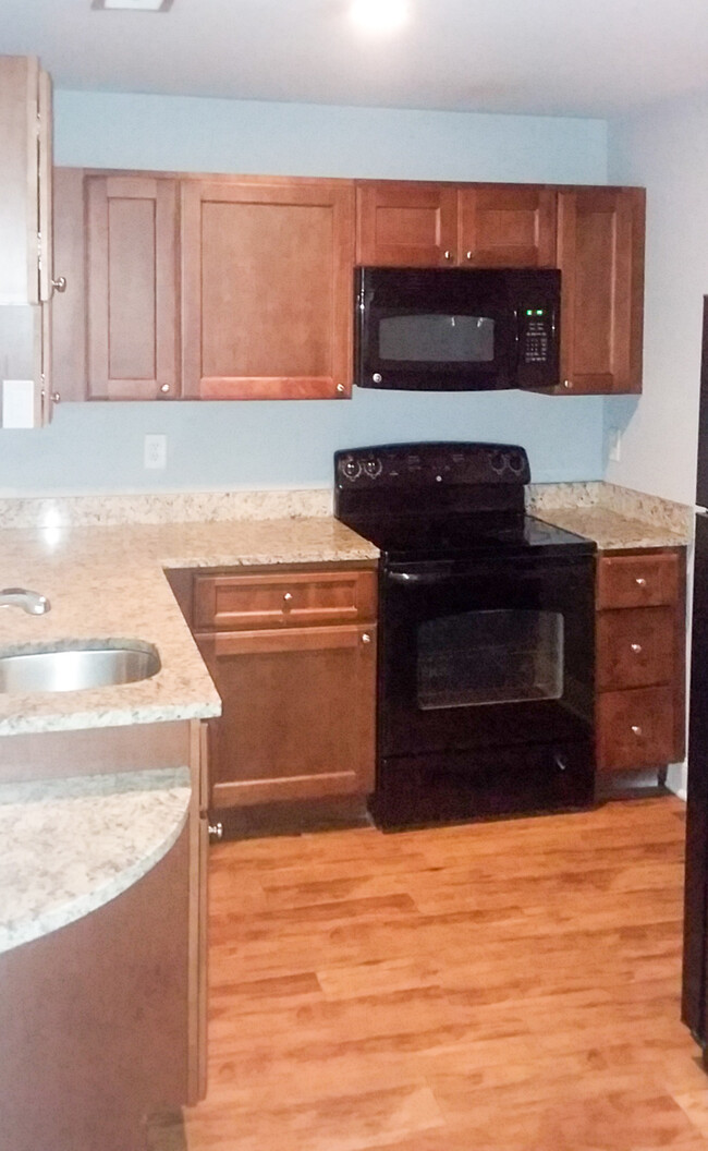 Building Photo - Downtown Apartment in the Commons