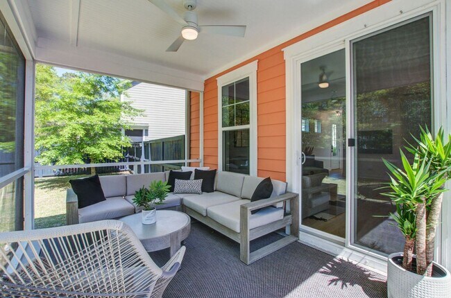 Building Photo - 4 Bedroom 2.5 Bath Townhome in Oyster Point - Mount Pleasant